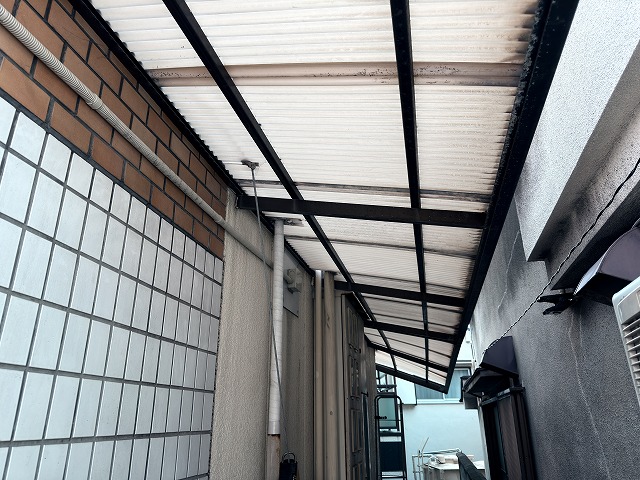 強風で骨組みが変形したテラス屋根