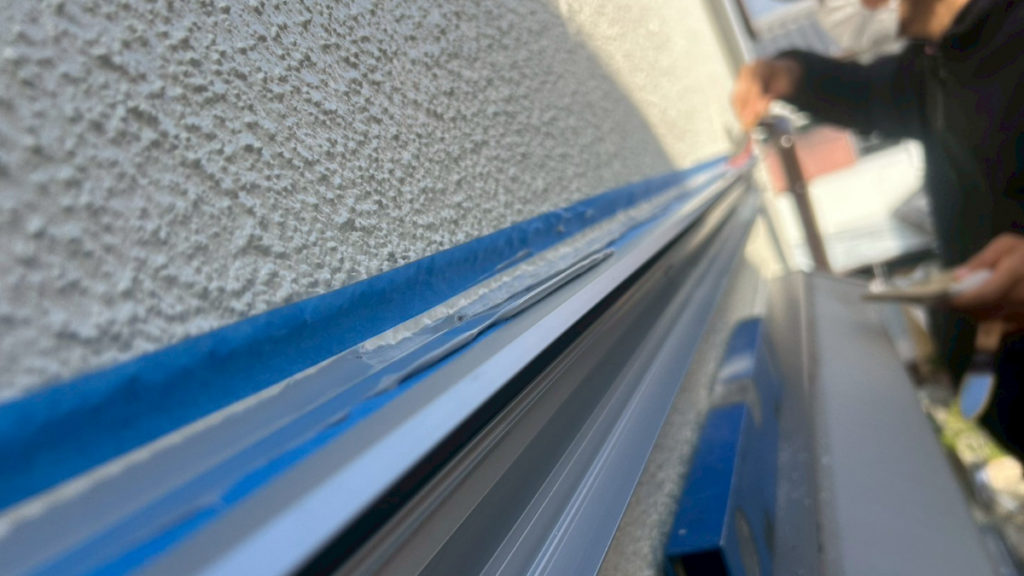 窓に「小さな屋根」